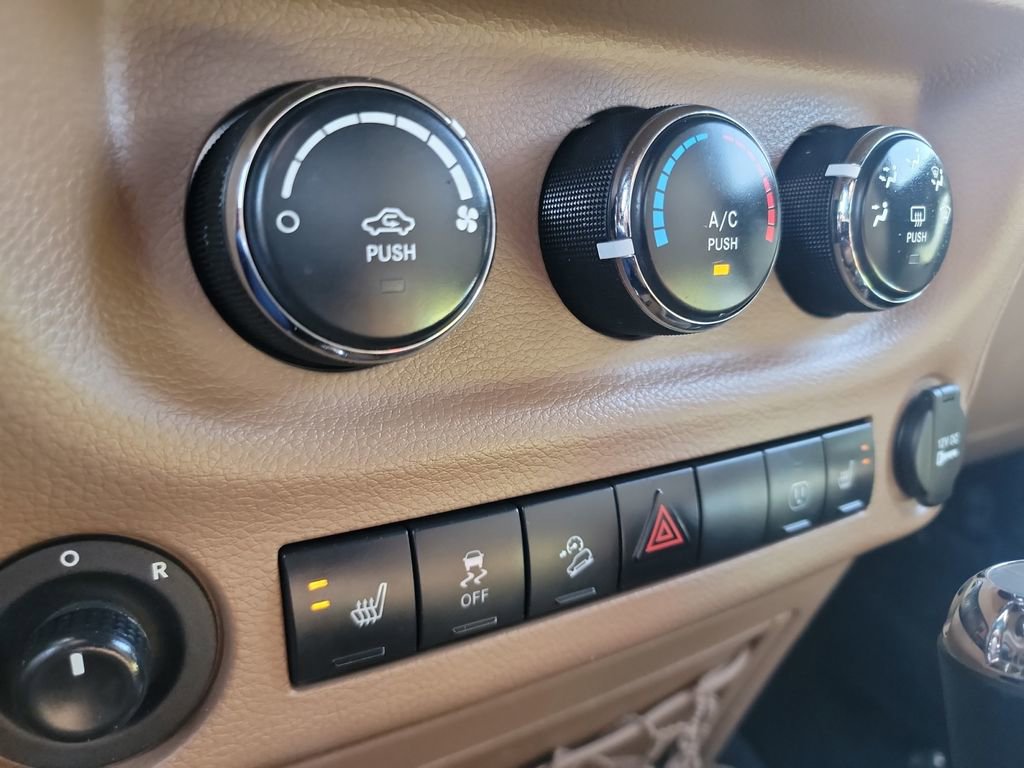 Used 2016 Jeep Wrangler Sahara w/ Connectivity Group AWD/4WD image 19