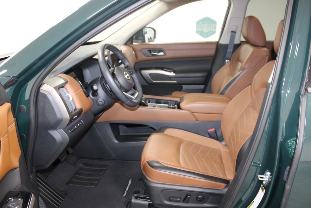 Used 2024 Nissan Pathfinder Platinum w/ Cargo Package image 23