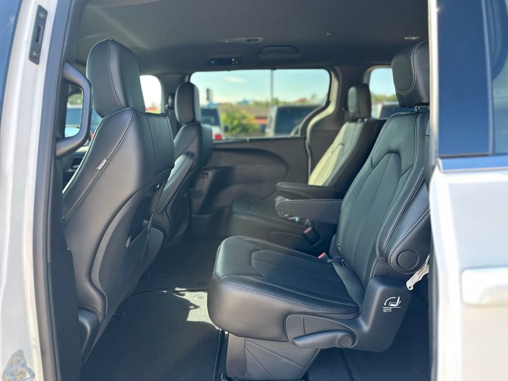 New 2025 Chrysler Pacifica Select image 26