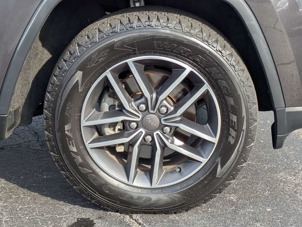 Used 2019 Jeep Grand Cherokee Laredo w/ 18" Wheel & 8.4" Radio Group AWD/4WD image 11