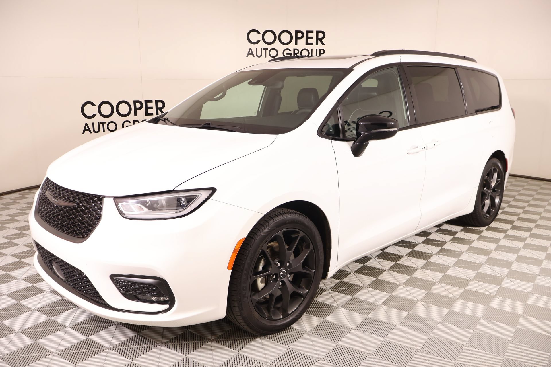 Used 2025 Chrysler Pacifica Limited FWD image 12