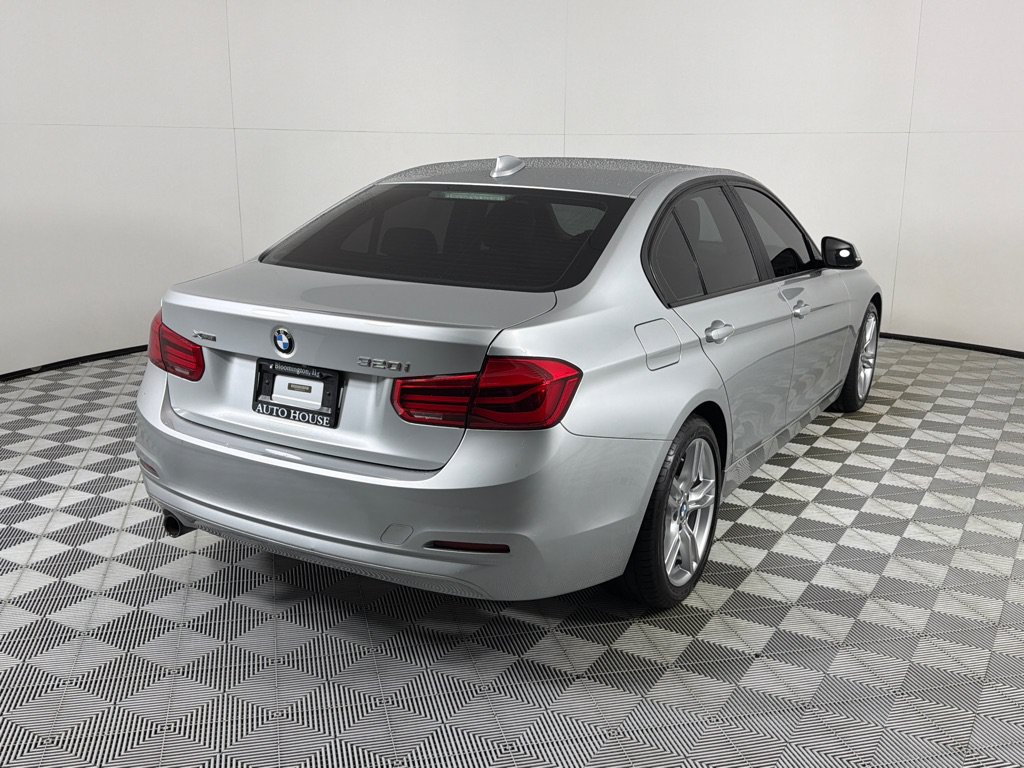 Used 2018 BMW 320i xDrive Sedan AWD/4WD image 5