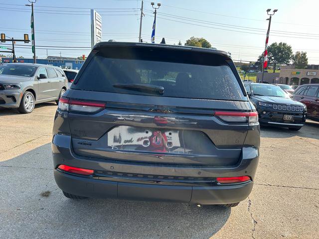New 2025 Jeep Grand Cherokee Altitude image 4