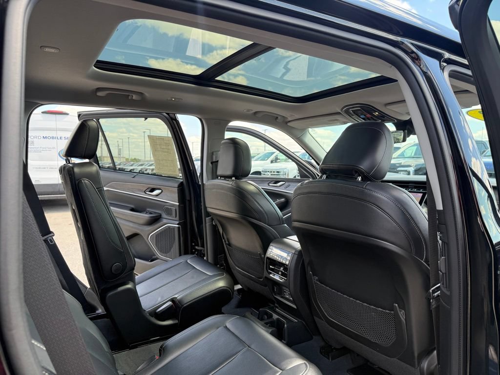 Used 2023 Jeep Grand Cherokee L Limited w/ Luxury Tech Group II AWD/4WD image 23