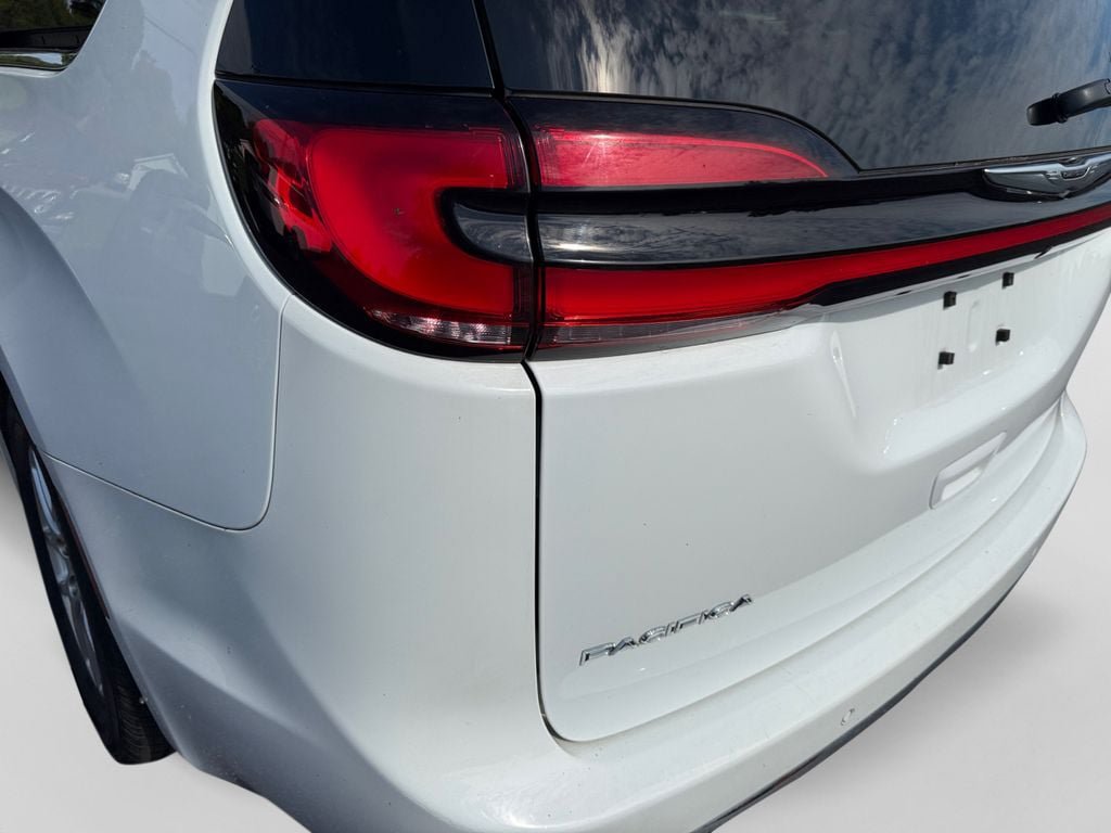 Used 2021 Chrysler Pacifica Touring-L FWD image 19