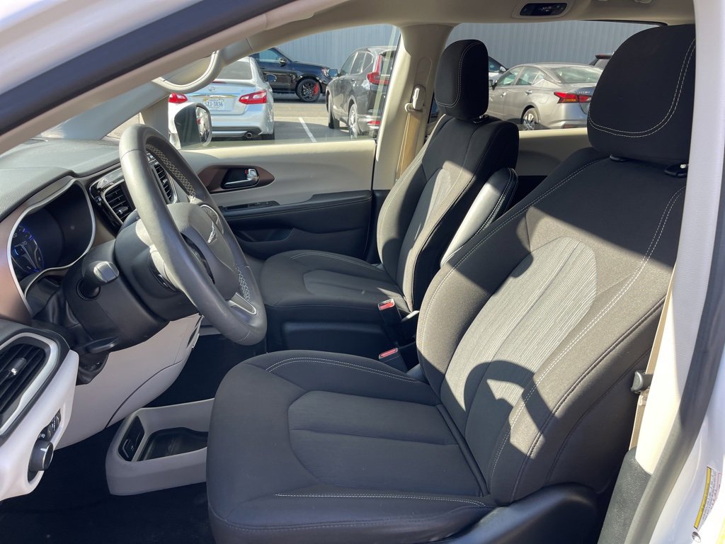 Used 2023 Chrysler Voyager LX image 18