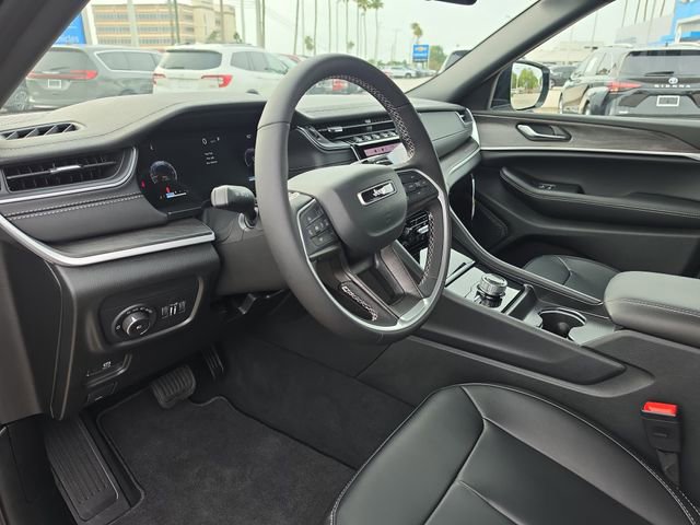 Used 2025 Jeep Grand Cherokee Limited AWD/4WD image 15
