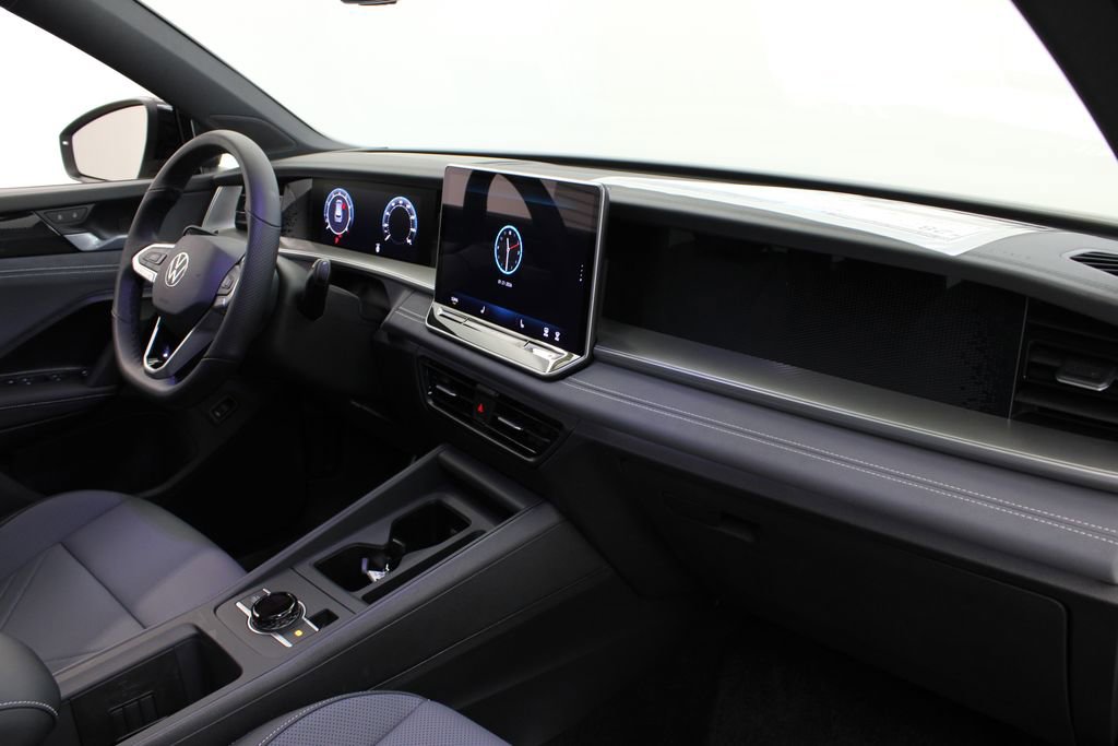 New 2026 Volkswagen Tiguan SE R-Line FWD image 24