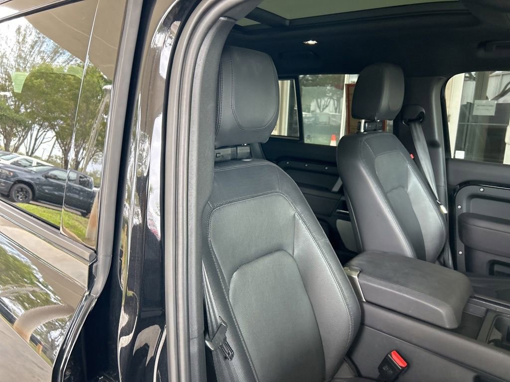 Used 2024 Land Rover Defender 130 X-Dynamic SE image 21