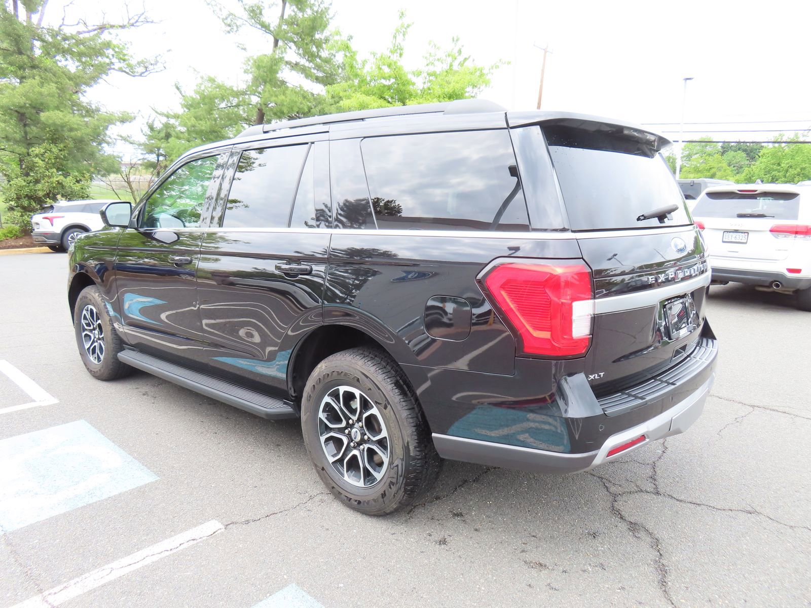 Used 2024 Ford Expedition XLT AWD/4WD image 7
