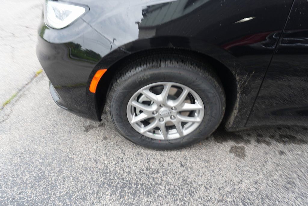 New 2026 Chrysler Pacifica Select image 9