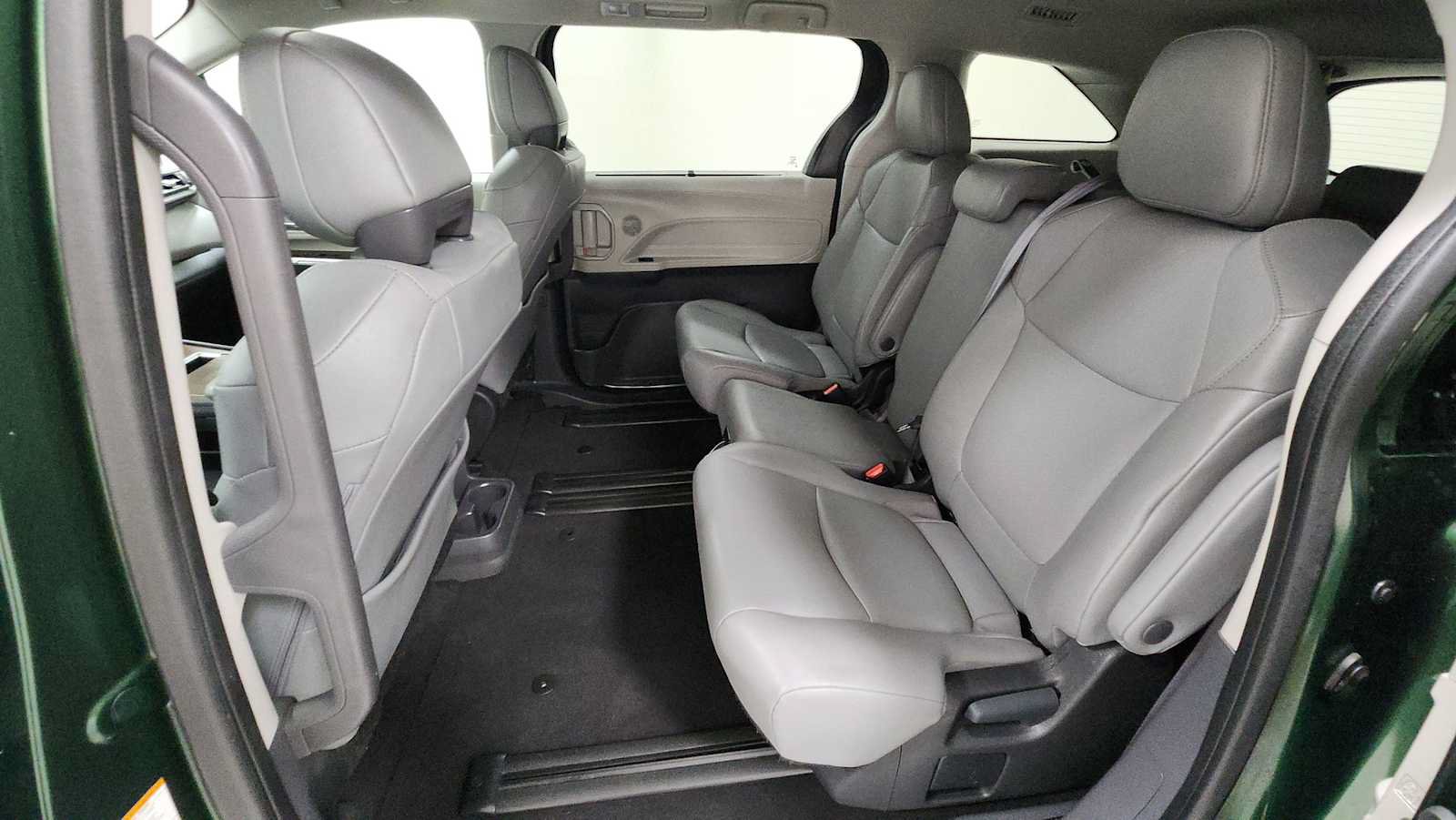 Certified 2024 Toyota Sienna XLE FWD image 25