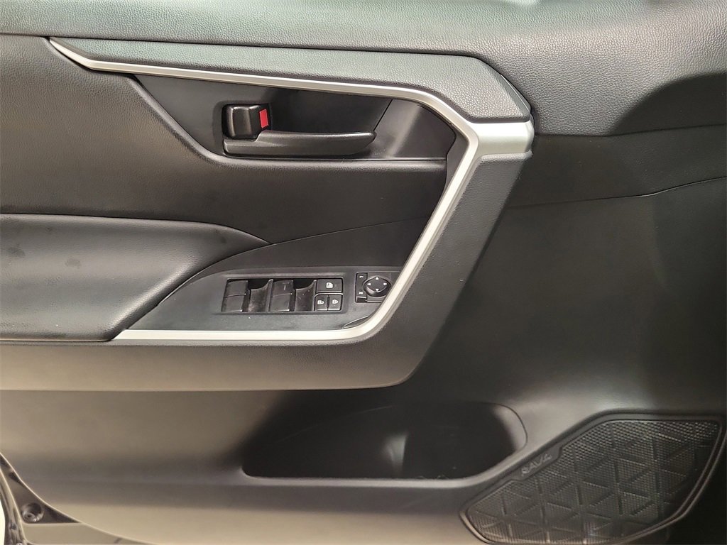 Used 2022 Toyota RAV4 LE image 27