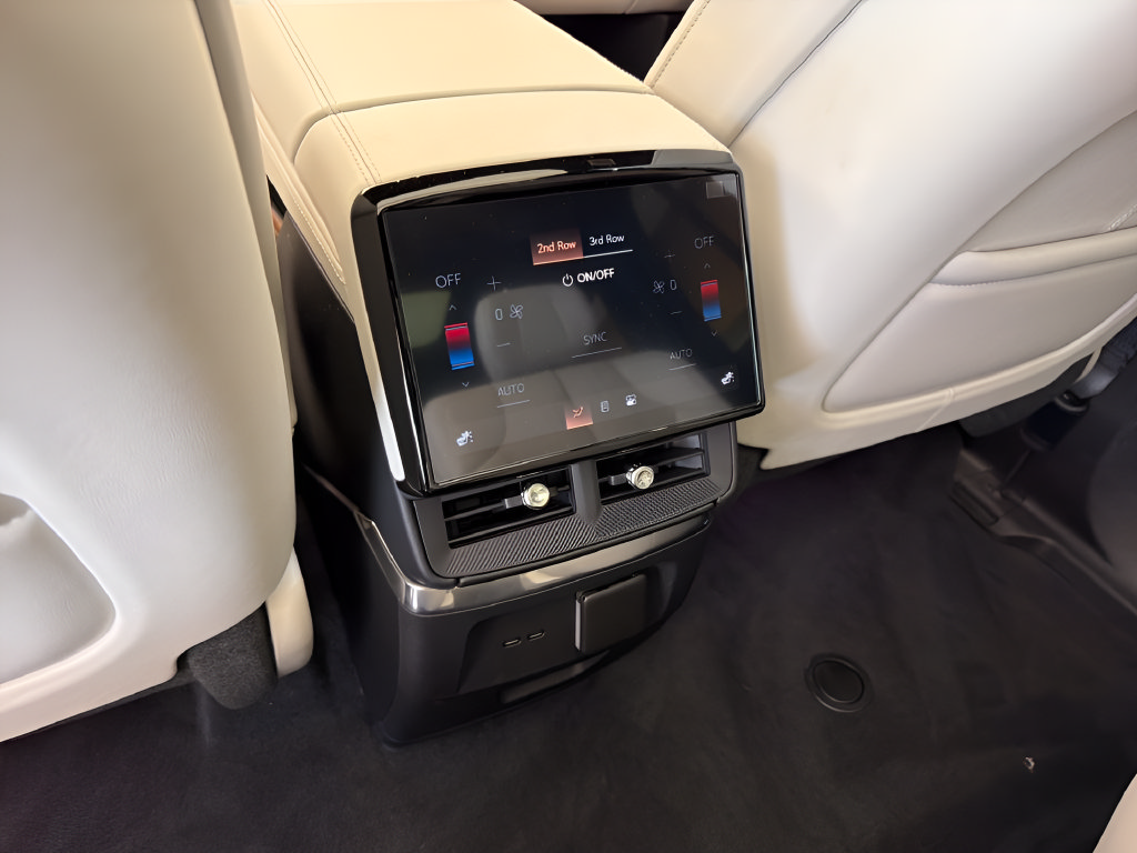 New 2027 Cadillac Vistiq Sport w/ LPO, Floor Liner Package AWD/4WD image 27