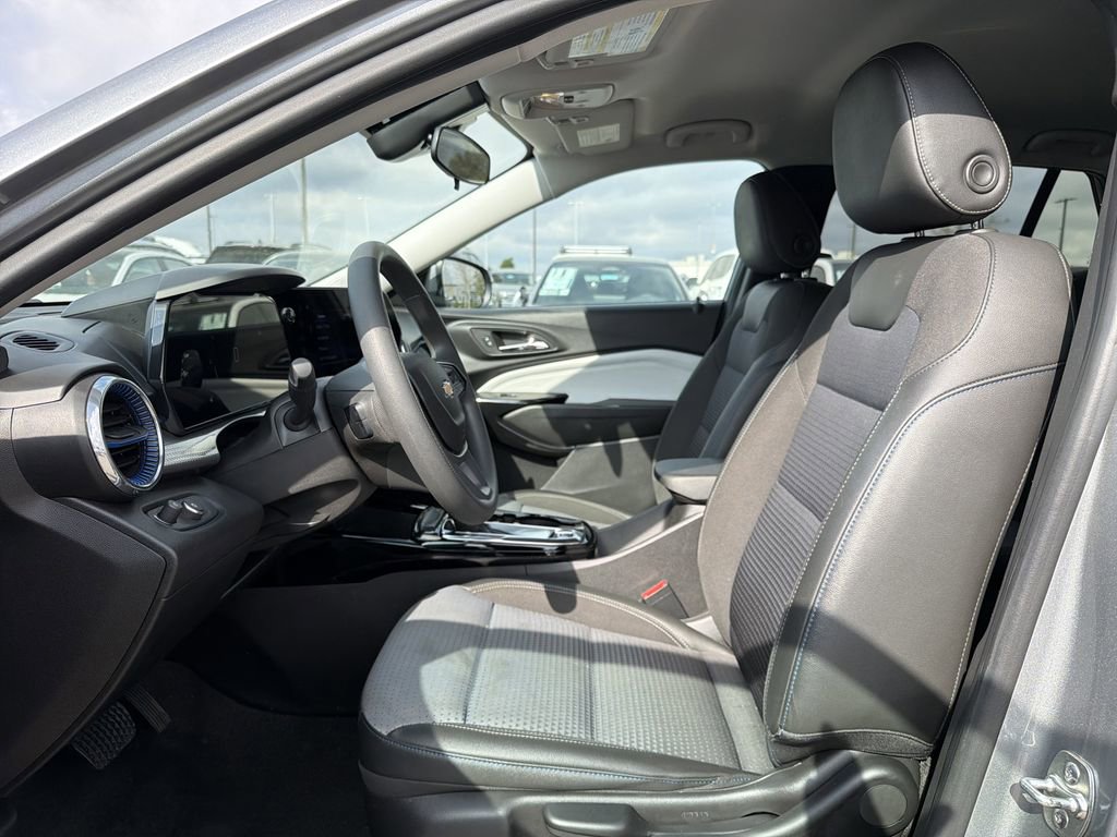 Used 2025 Chevrolet Trax LT image 11