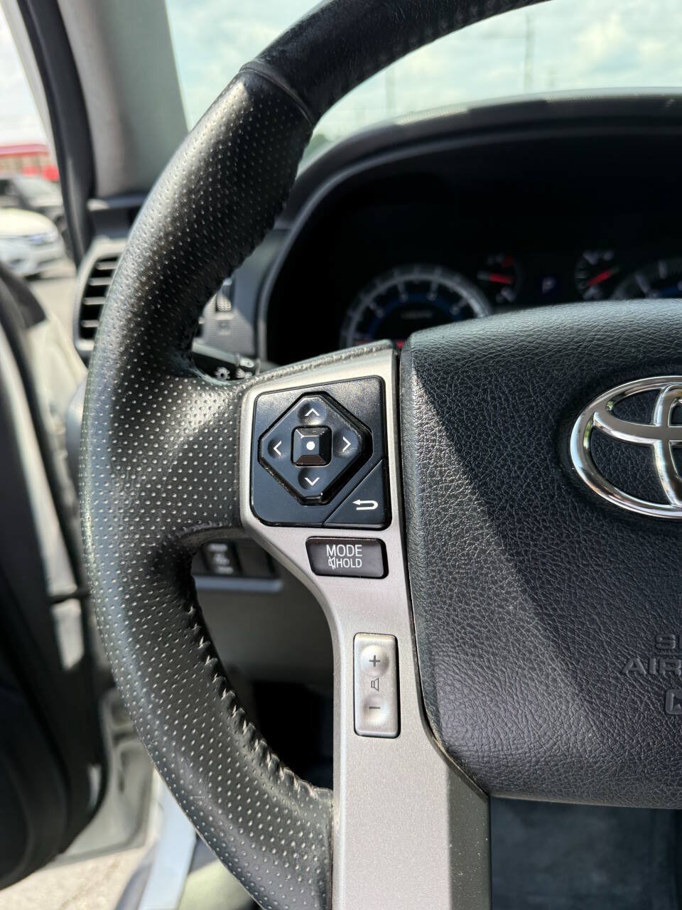 Used 2017 Toyota 4Runner SR5 AWD/4WD image 16