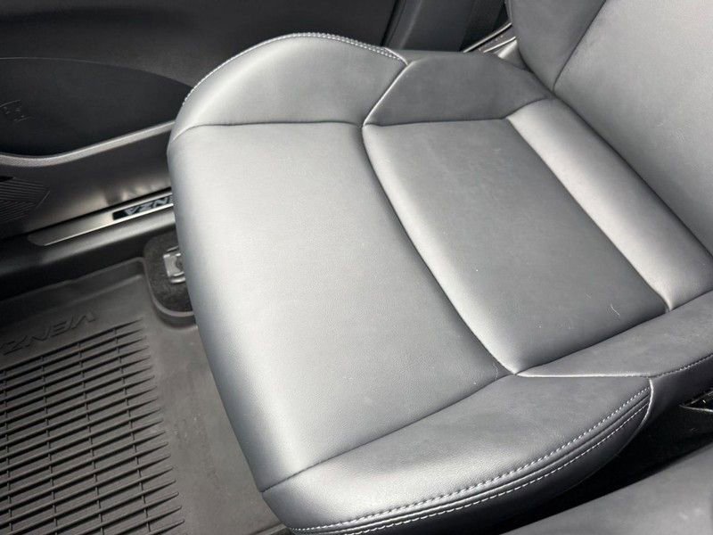 Used 2023 Toyota Venza XLE image 27