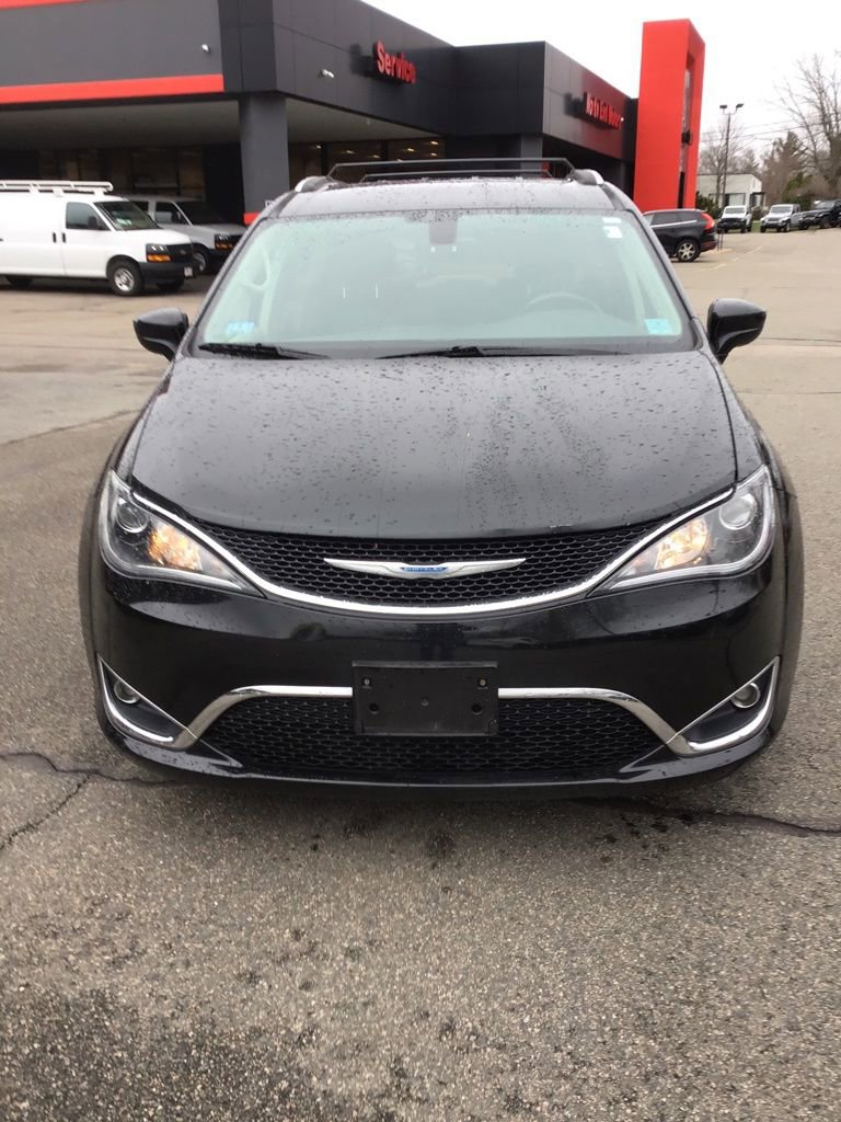 Used 2018 Chrysler Pacifica Touring-L image 2