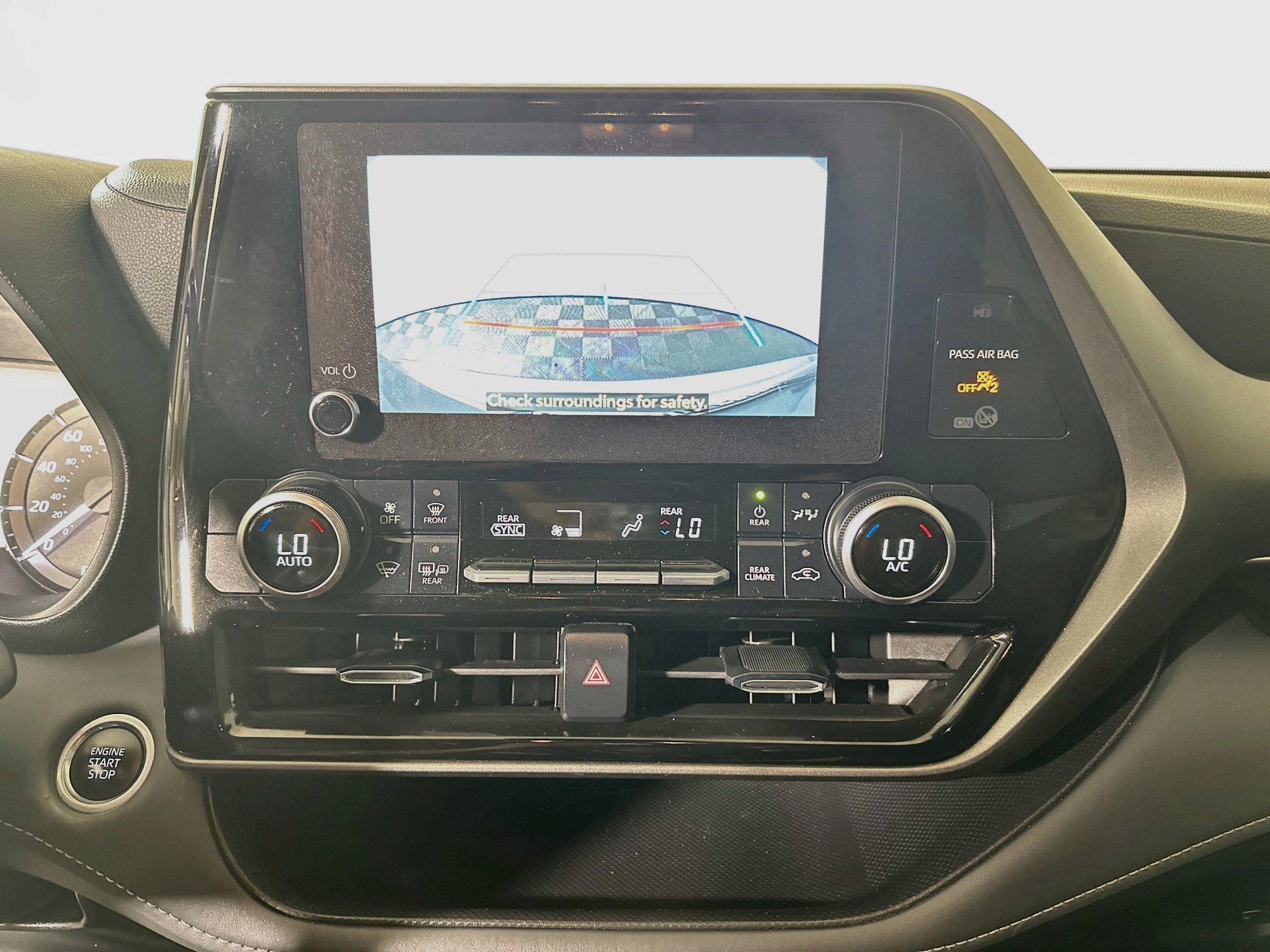 Used 2024 Toyota Highlander LE FWD image 25