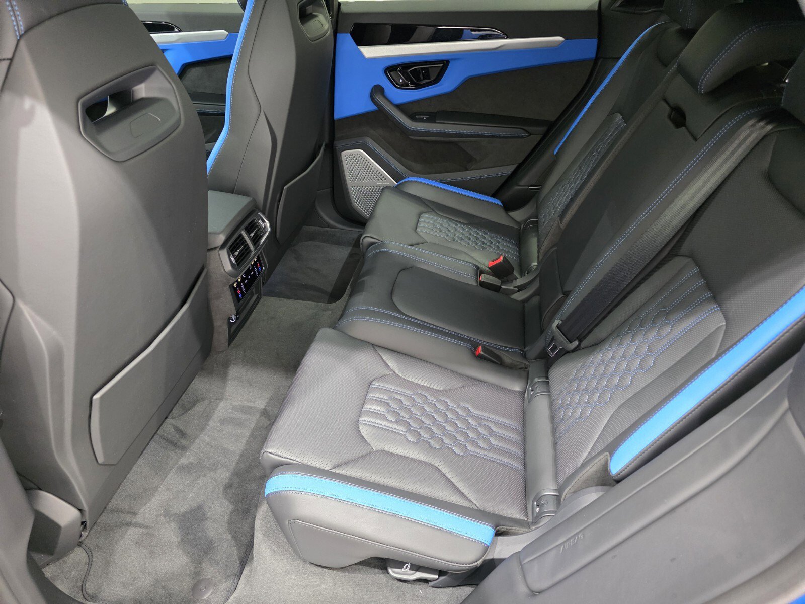 Used 2025 Lamborghini Urus SE image 11