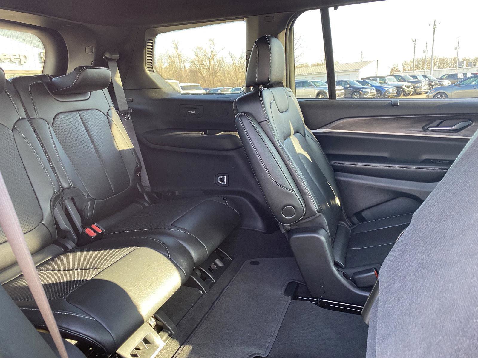 Used 2024 Jeep Grand Cherokee L Limited w/ Luxury Tech Group II image 28