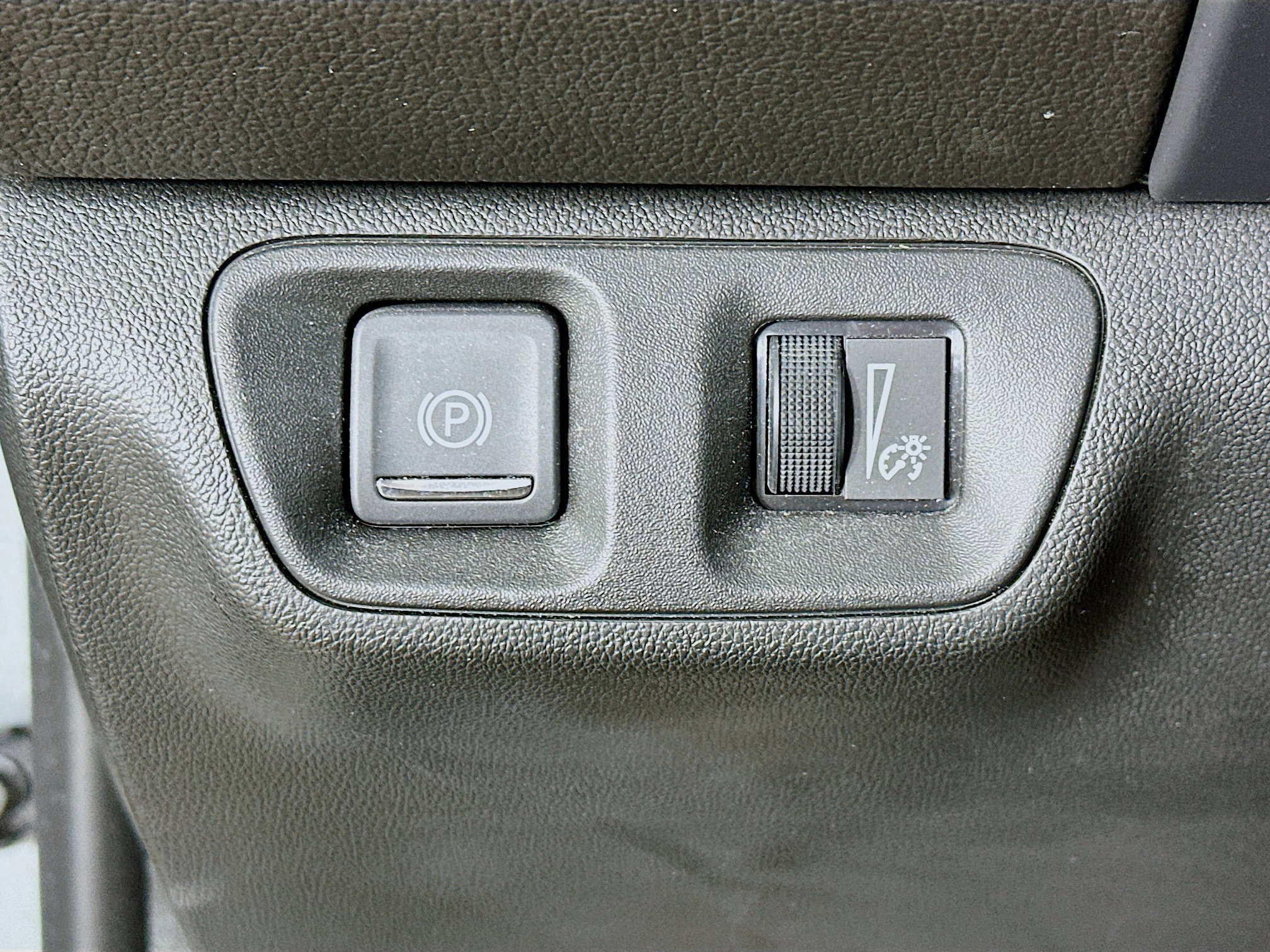 Used 2023 GMC Acadia SLT w/ Elevation Edition image 17