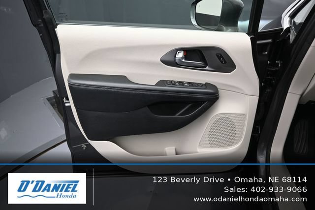 Used 2022 Chrysler Pacifica Touring-L FWD image 23