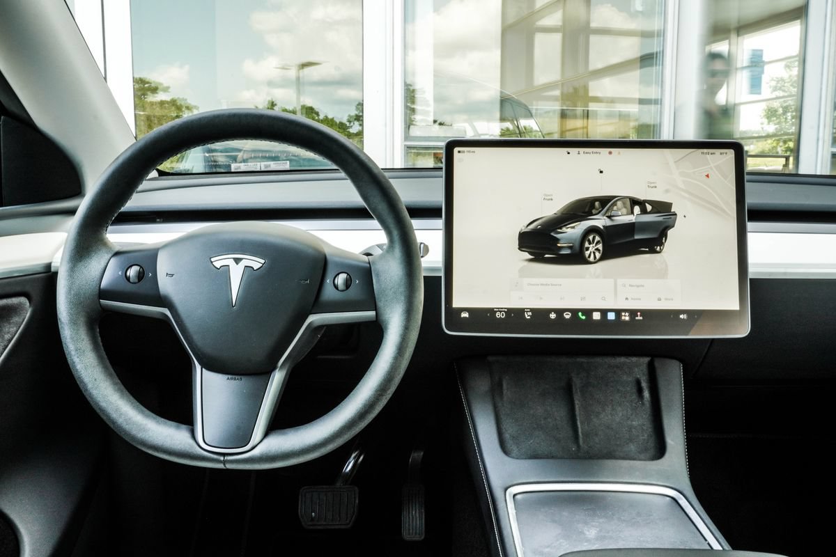Used 2024 Tesla Model Y Long Range AWD/4WD image 17
