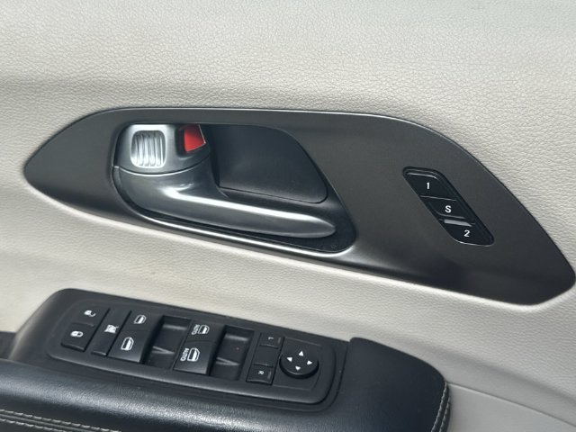 Used 2024 Chrysler Pacifica Touring-L FWD image 23