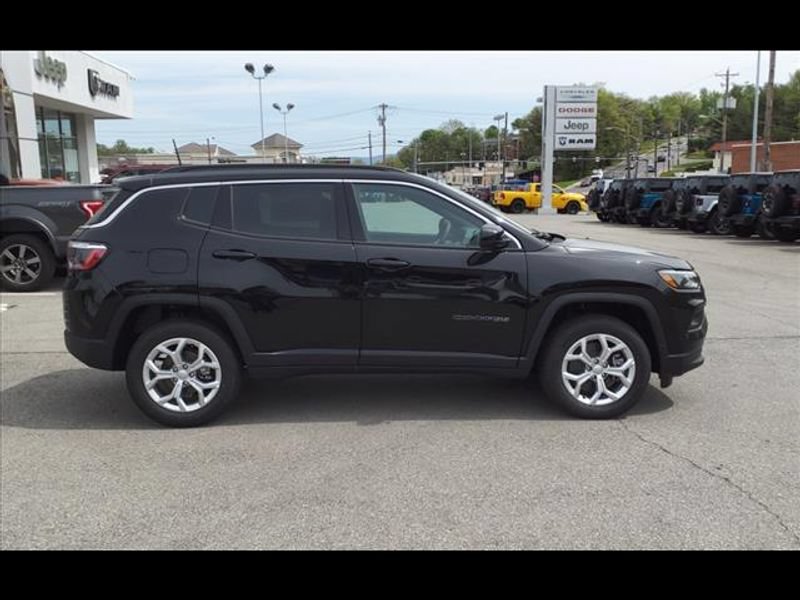 Used 2024 Jeep Compass Latitude AWD/4WD image 3