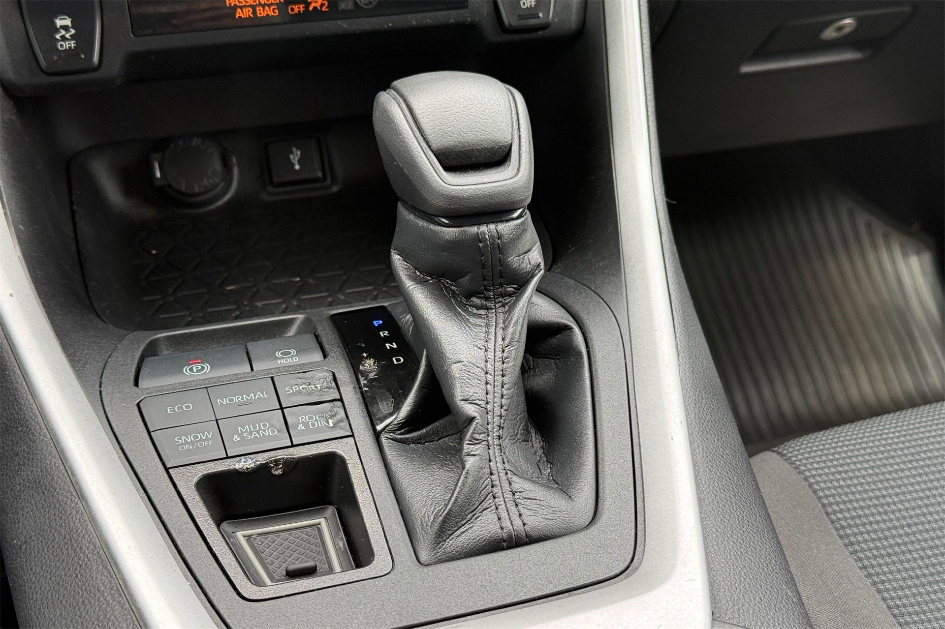 Used 2022 Toyota RAV4 LE image 17