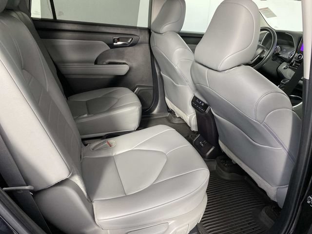 Used 2024 Toyota Highlander XLE AWD/4WD image 13