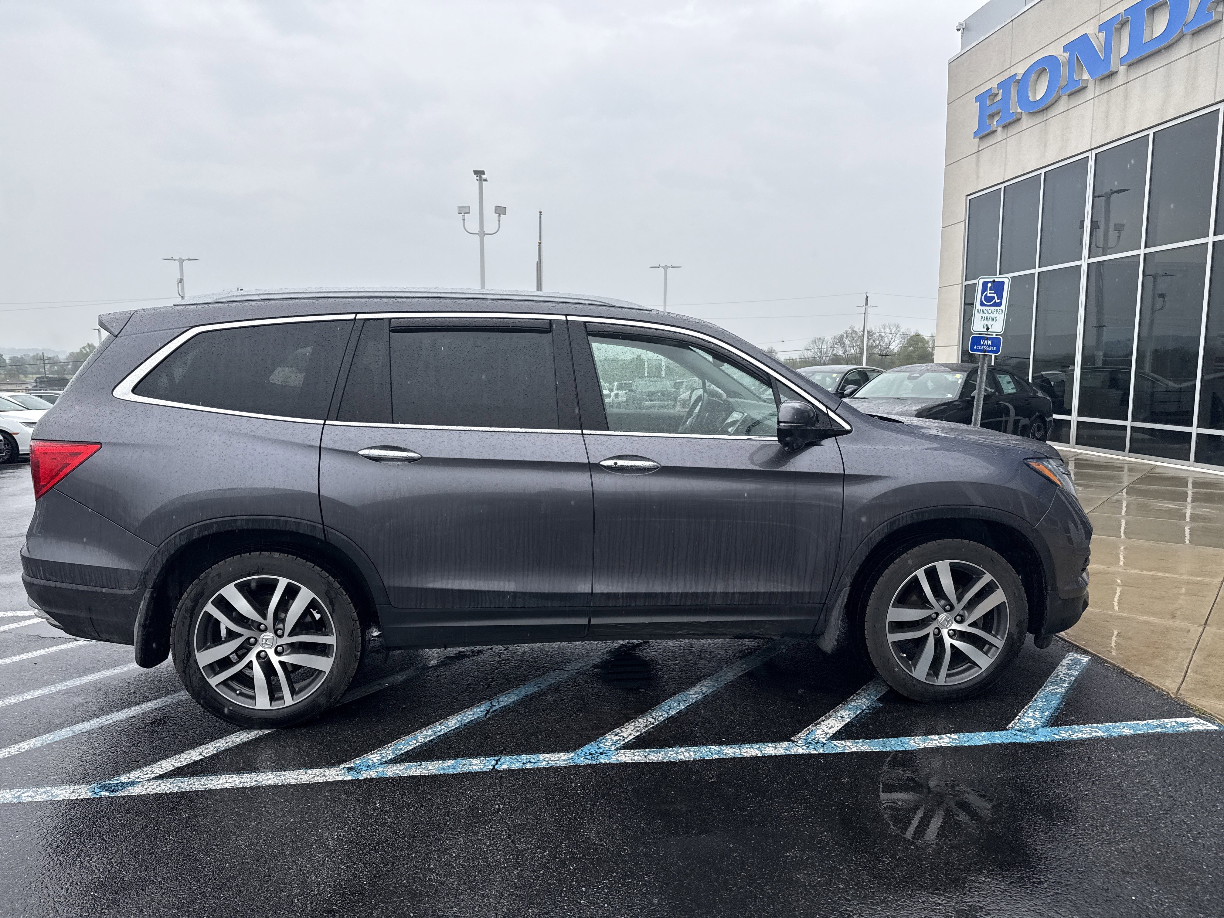Used 2017 Honda Pilot Touring image 6
