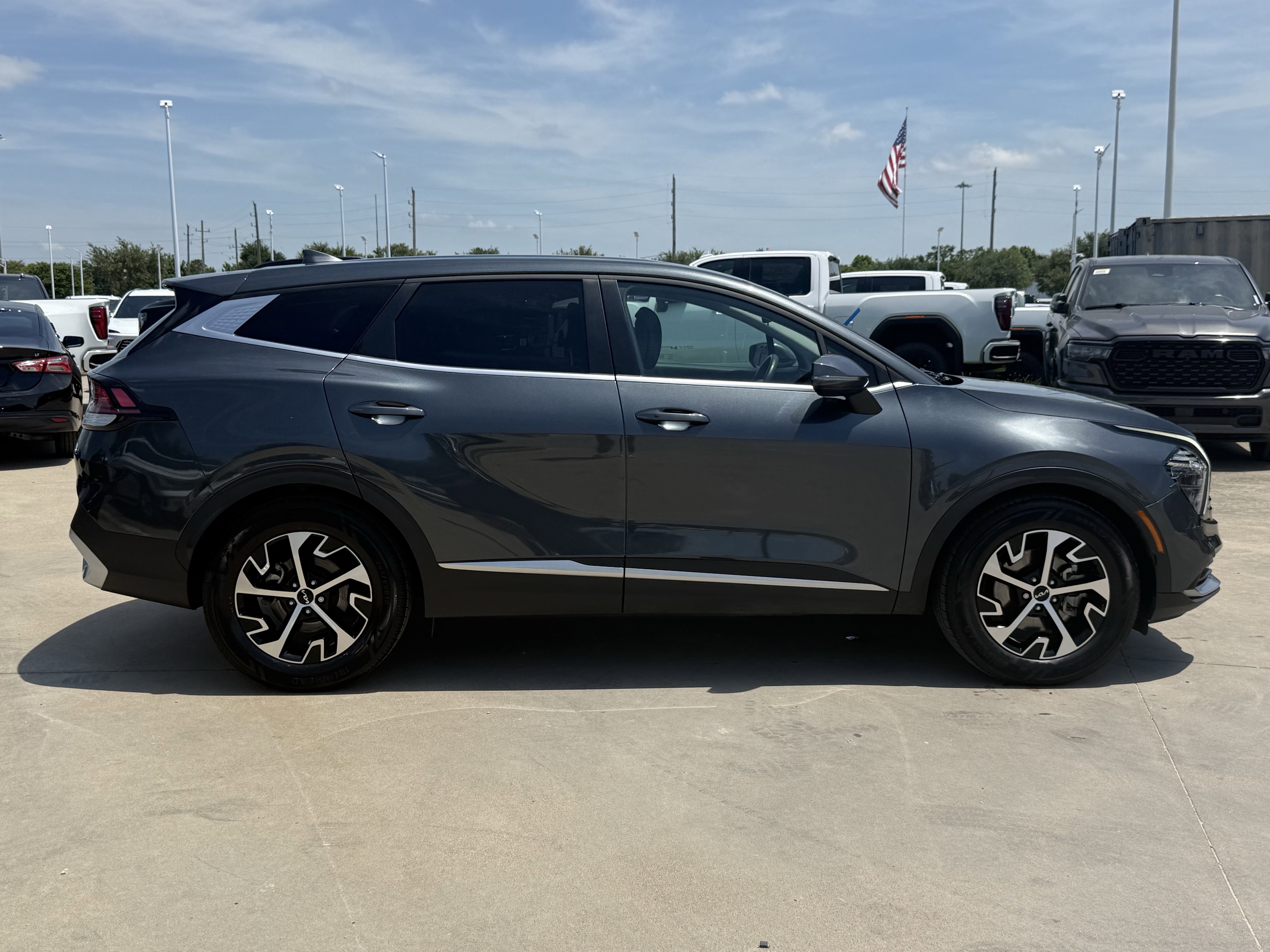 Used 2025 Kia Sportage EX FWD image 3
