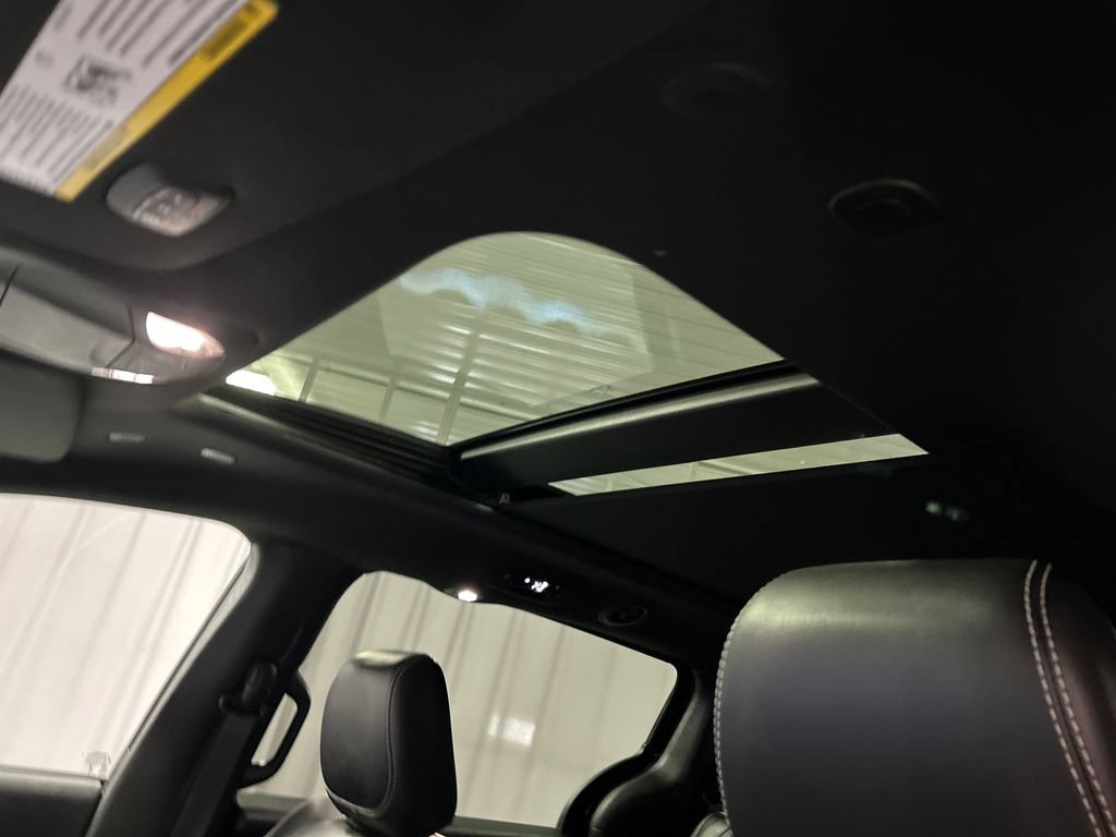 Used 2025 Chrysler Pacifica Premium FWD image 23
