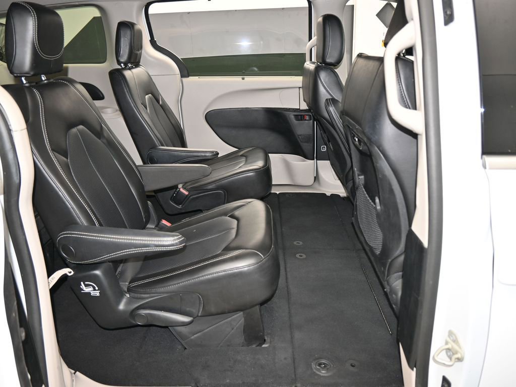Used 2023 Chrysler Pacifica Touring-L image 40