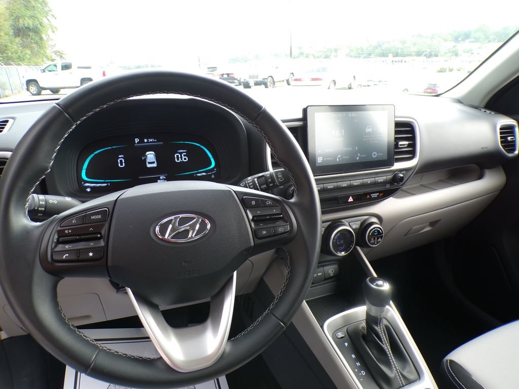 Used 2025 Hyundai Venue SEL FWD image 10