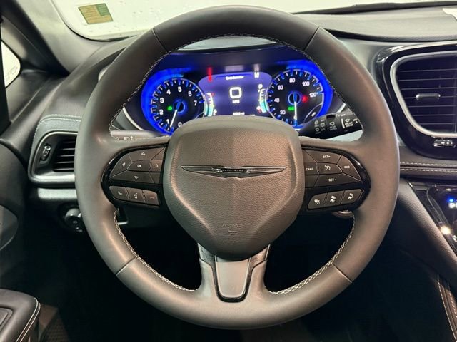 Used 2025 Chrysler Pacifica Limited image 18