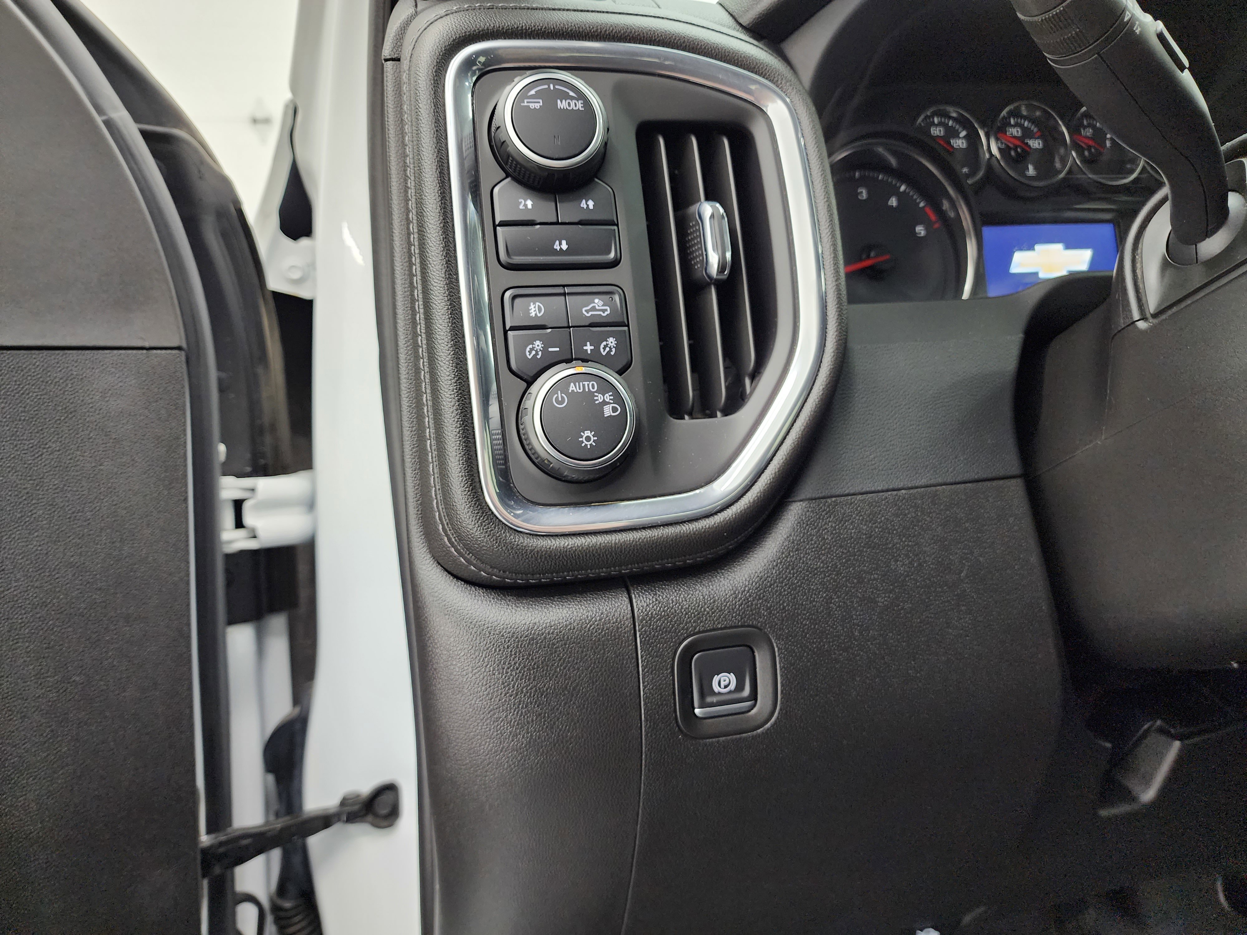 Used 2022 Chevrolet Silverado 2500 LT w/ Convenience Package image 40