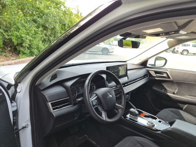 Used 2025 Mitsubishi Outlander SE AWD/4WD image 15