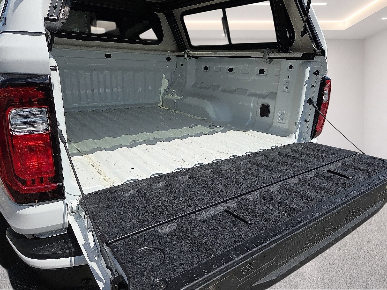 Used 2025 GMC Canyon AT4 w/ Nightfall Edition AWD/4WD image 18