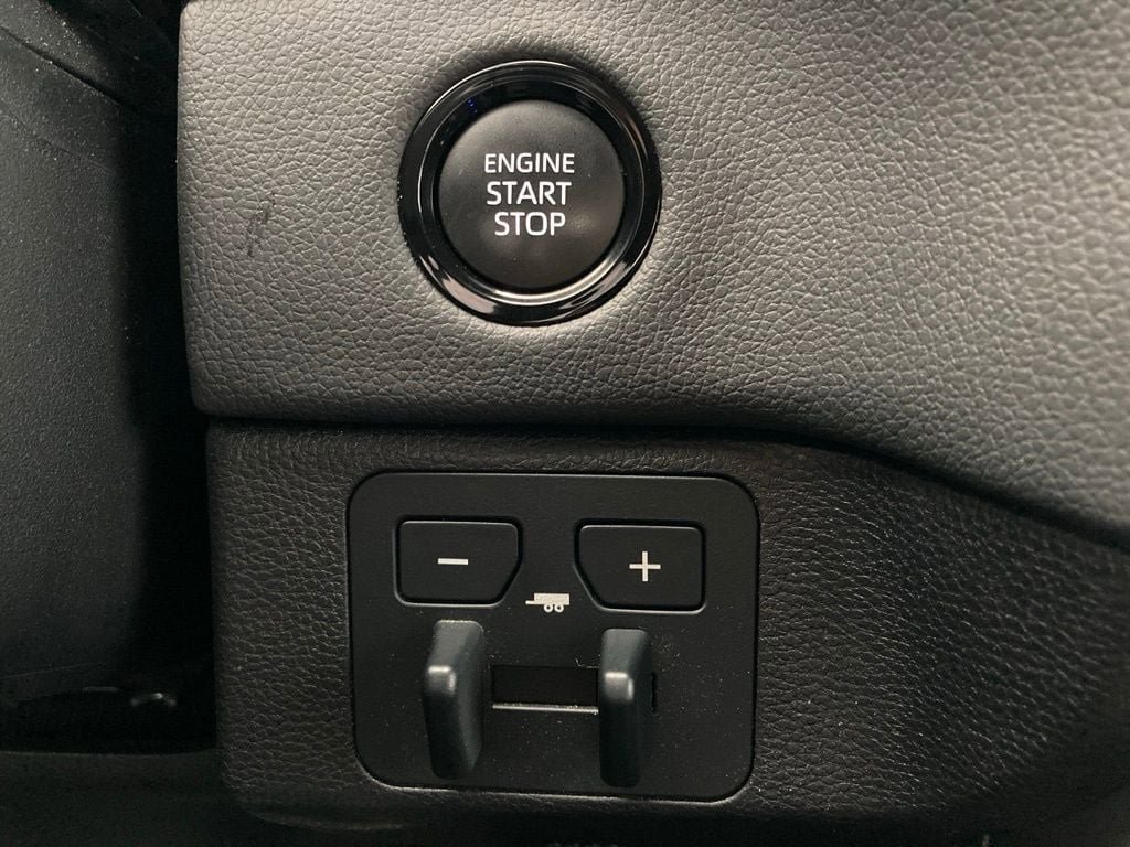 Used 2025 Toyota Tundra Limited AWD/4WD image 19