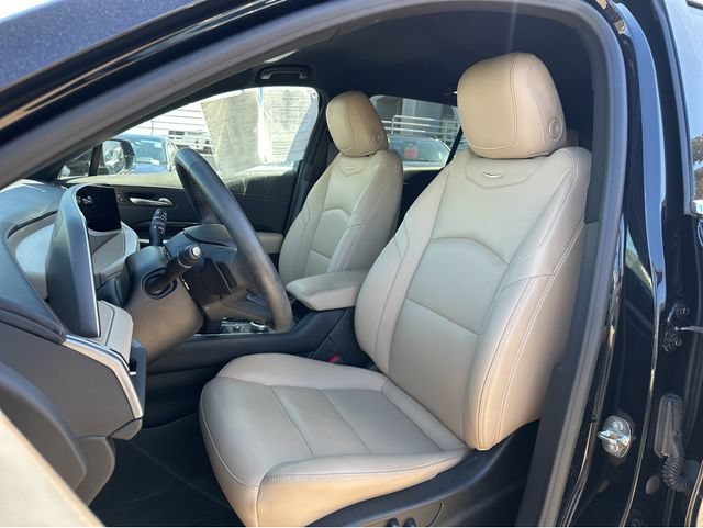 Certified 2024 Cadillac XT4 Luxury w/ Cold Weather Package FWD image 6