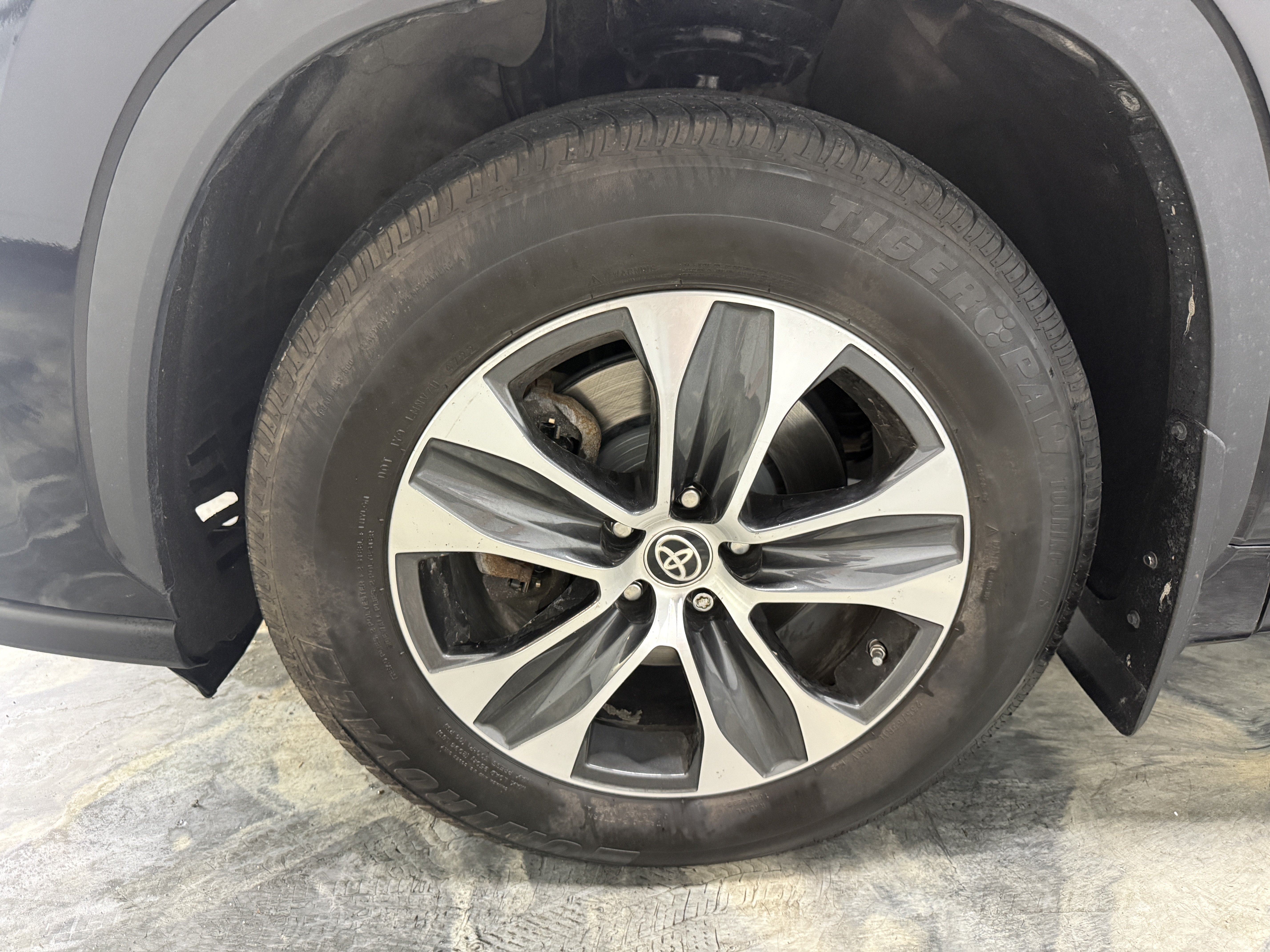 Used 2021 Toyota Highlander XLE AWD/4WD image 25
