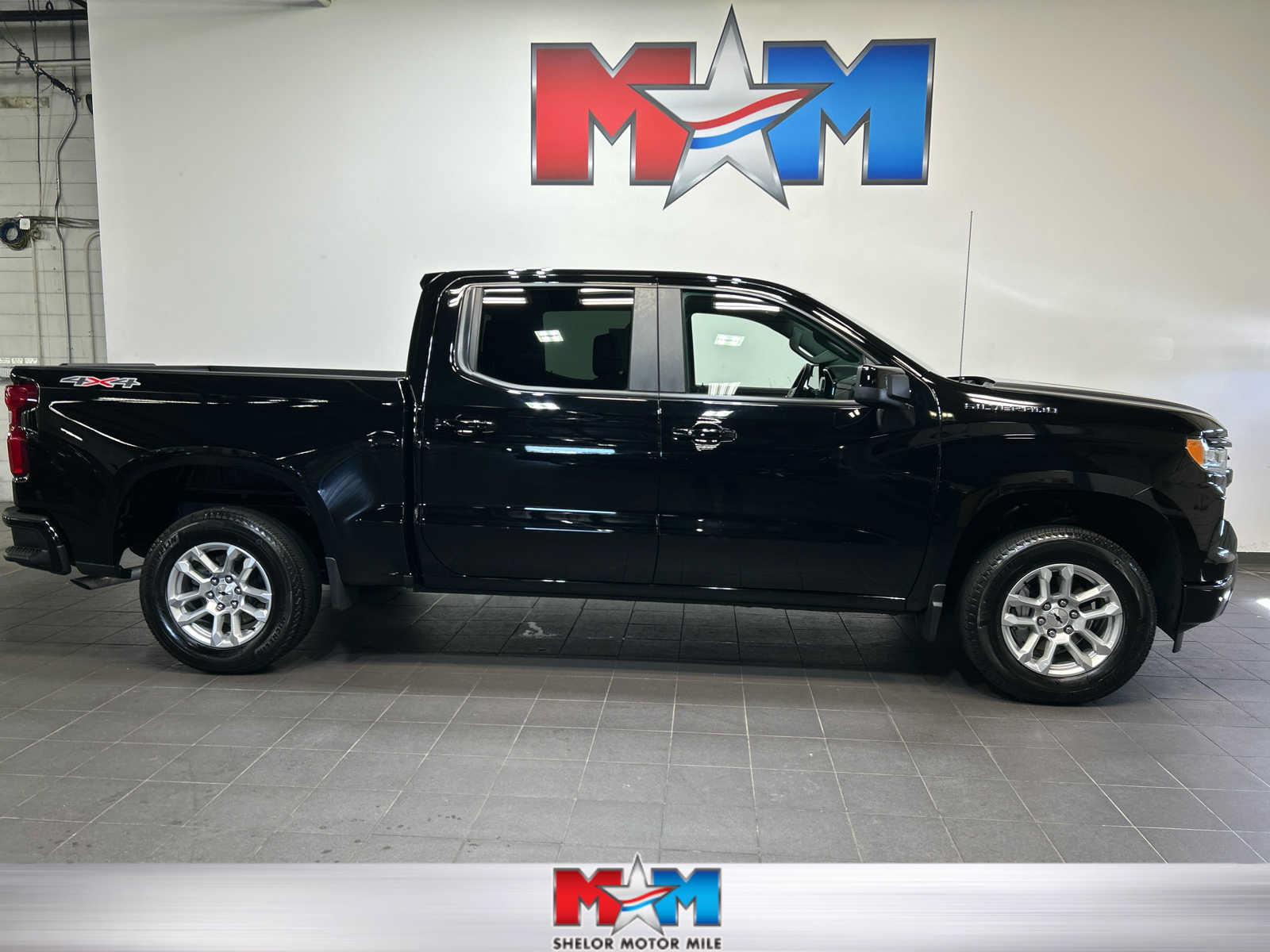 Used 2022 Chevrolet Silverado 1500 RST AWD/4WD image 1