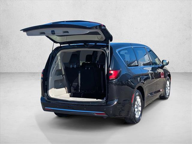 Used 2023 Chrysler Pacifica Touring-L image 5
