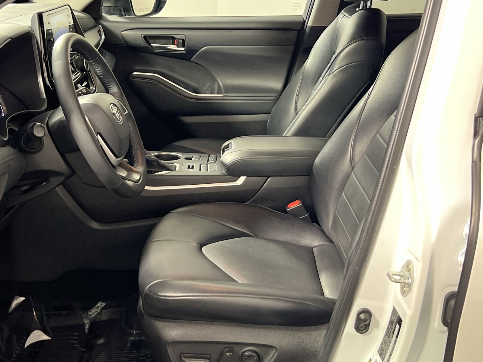 Used 2022 Toyota Highlander XLE AWD/4WD image 11