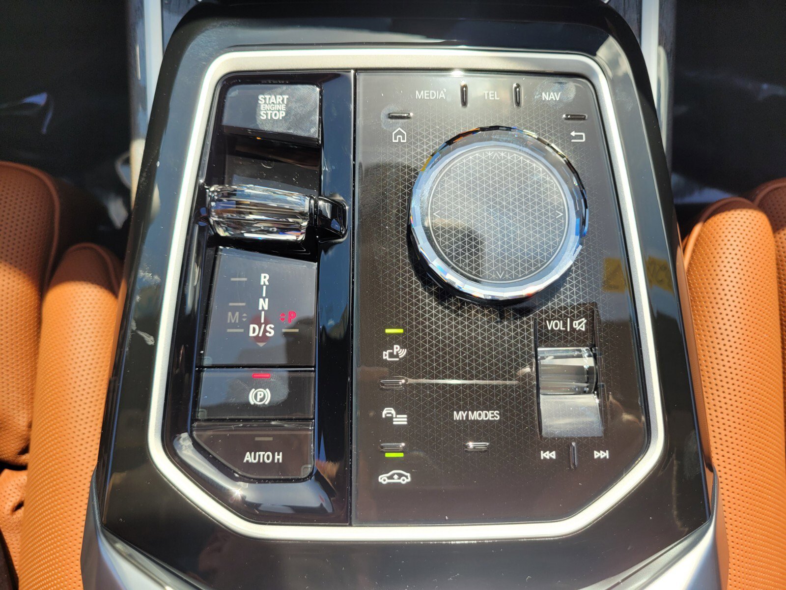 Used 2026 BMW 750e xDrive image 24