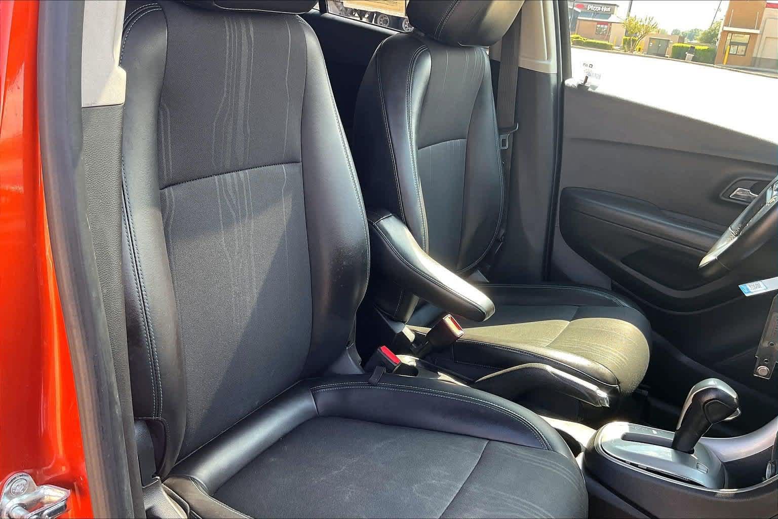 Used 2015 Chevrolet Trax LT w/ LT Sun and Sound Package FWD image 12