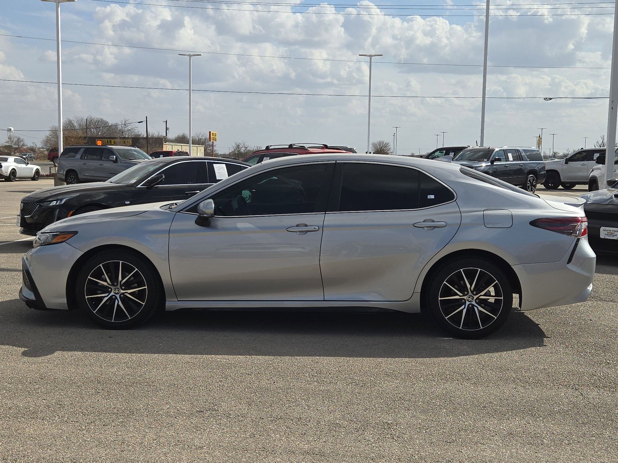 Used 2022 Toyota Camry SE image 6